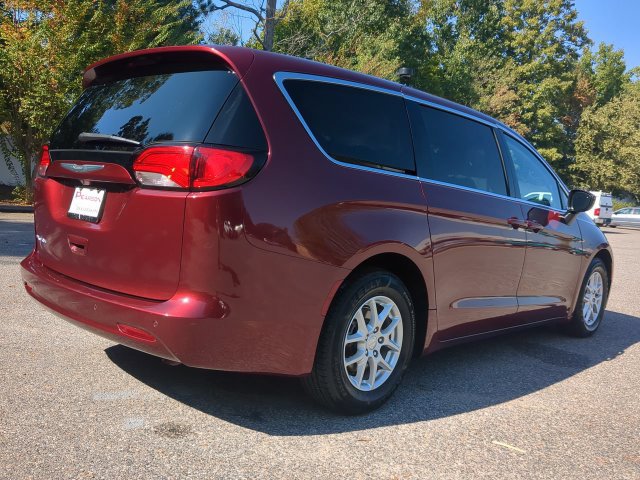 Used 2017 Chrysler Pacifica LX FWD image 4