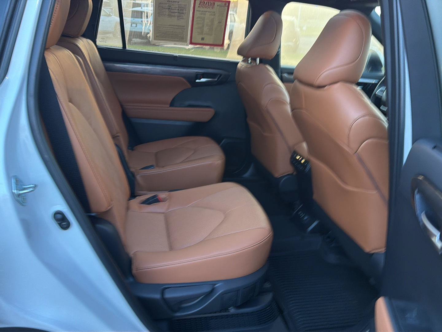 Certified 2024 Toyota Highlander Platinum AWD/4WD image 14