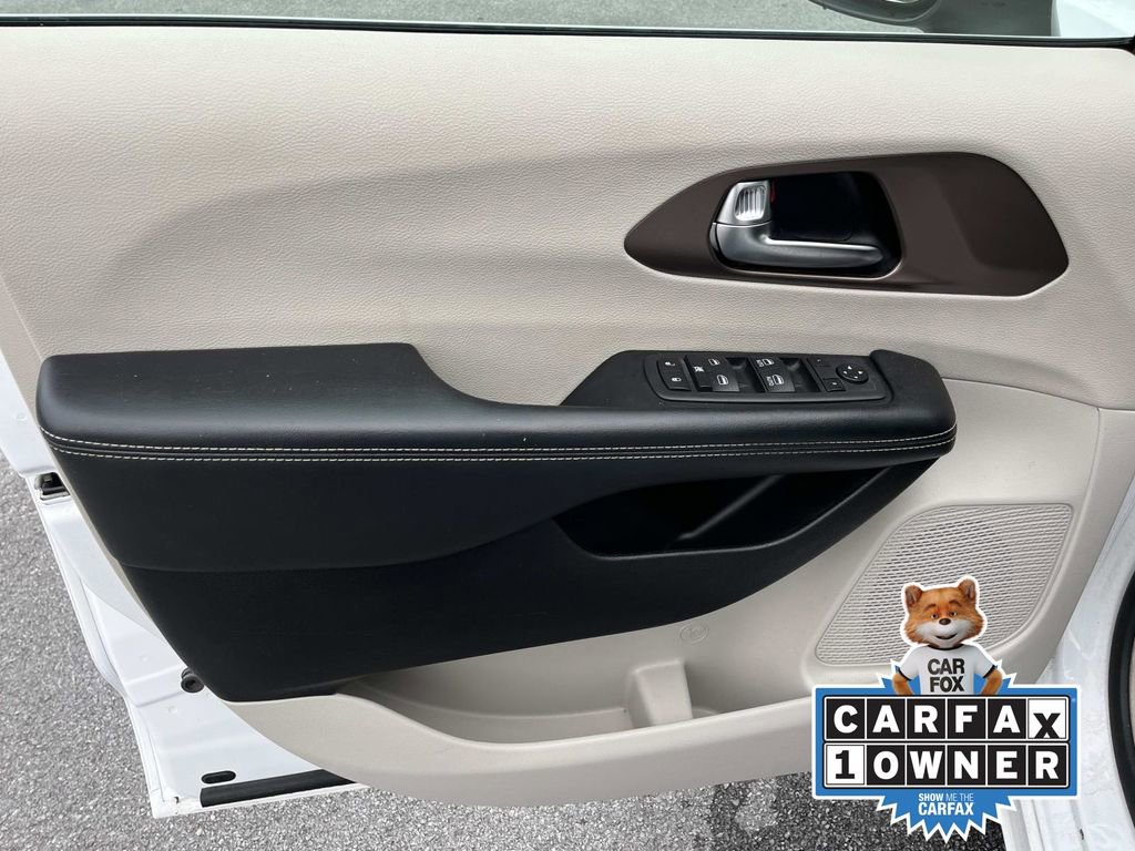 Used 2023 Chrysler Voyager LX image 23