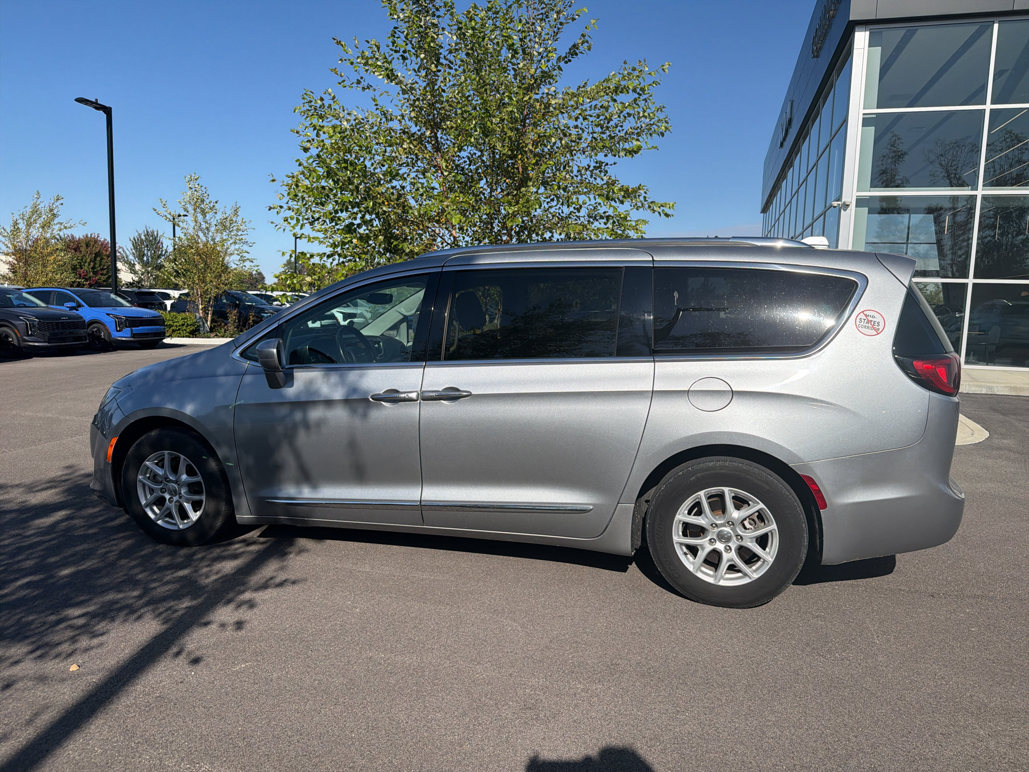 Used 2020 Chrysler Pacifica Touring-L FWD image 7
