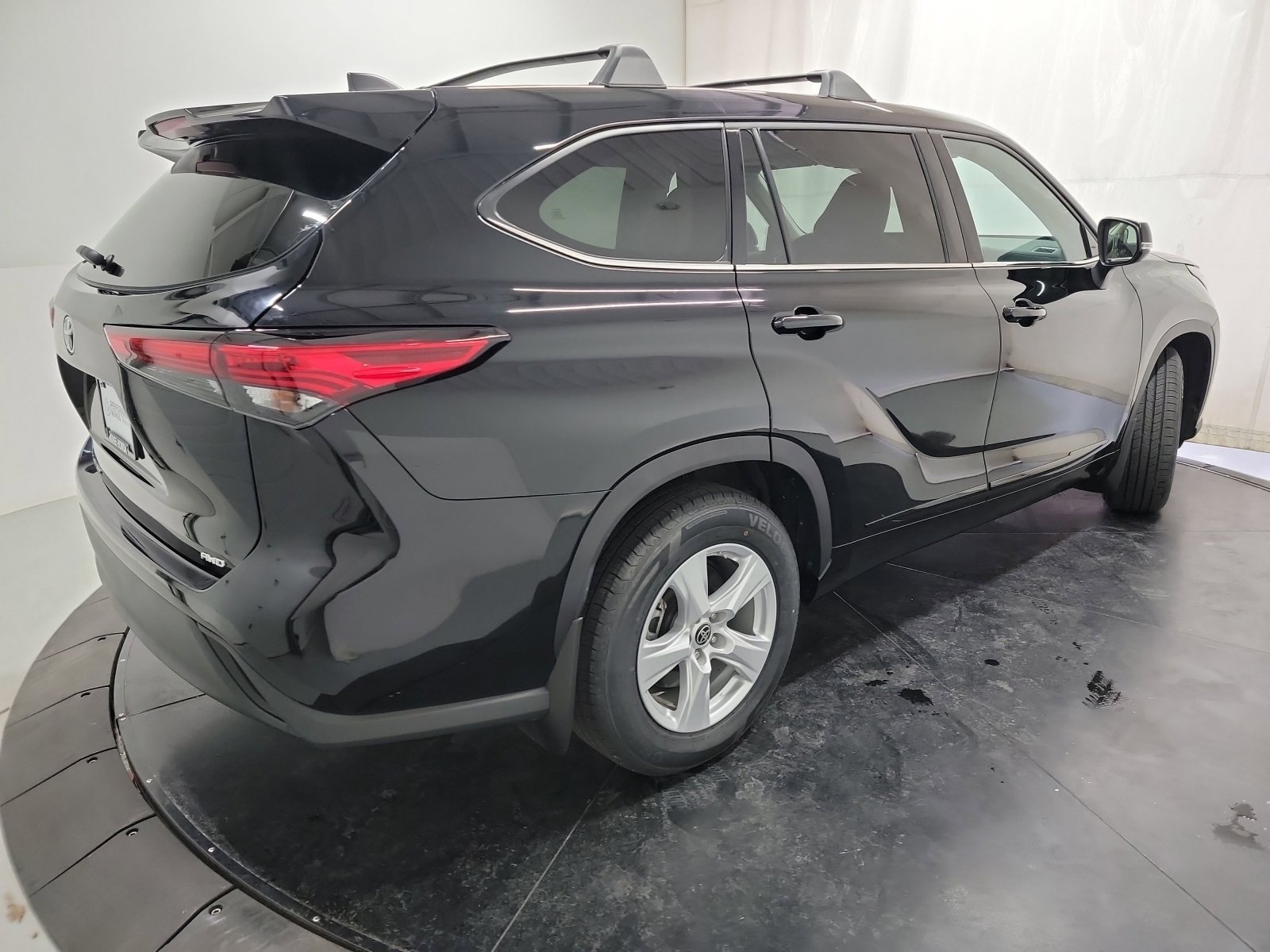 Used 2022 Toyota Highlander L AWD/4WD image 9