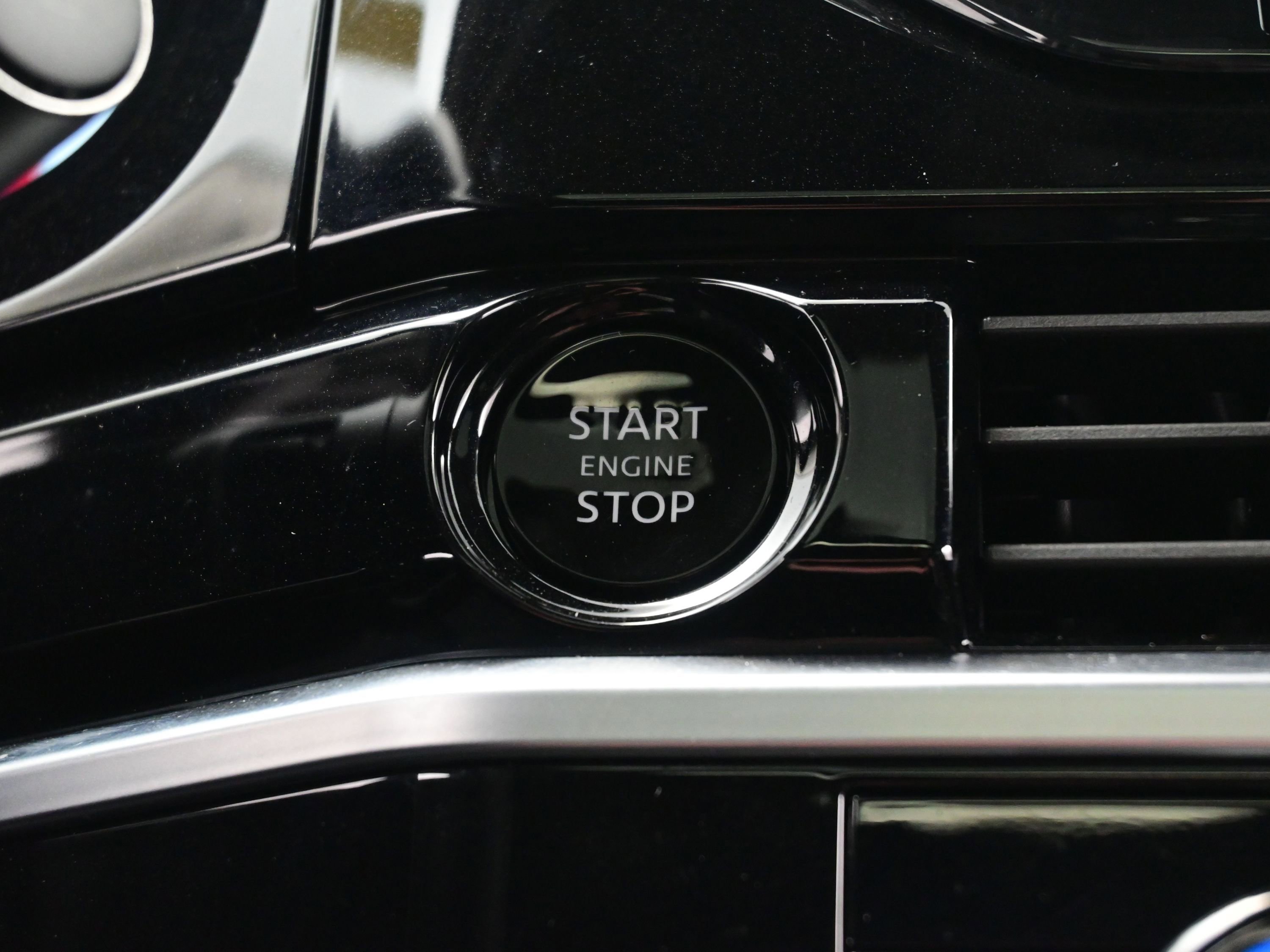 Used 2025 Nissan Pathfinder Platinum w/ Cargo Package image 25