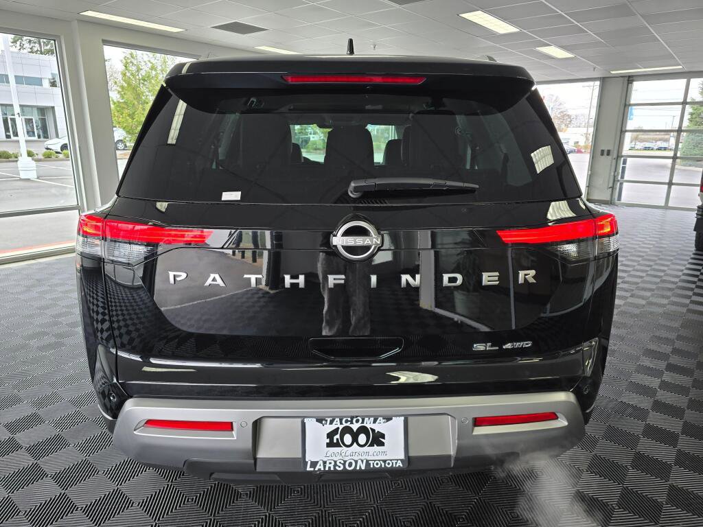Used 2025 Nissan Pathfinder SL image 4