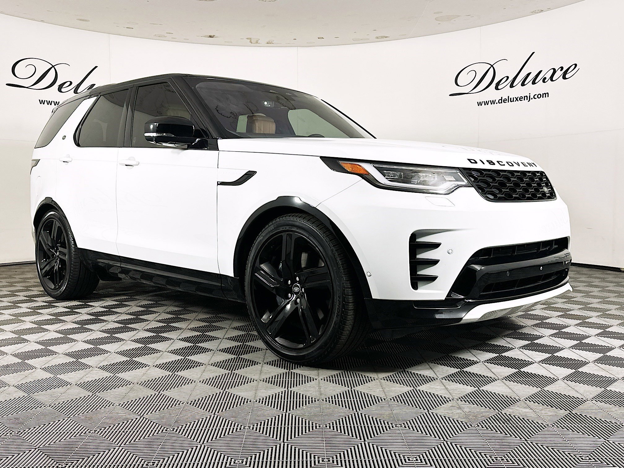 Used 2023 Land Rover Discovery HSE R-Dynamic image 1