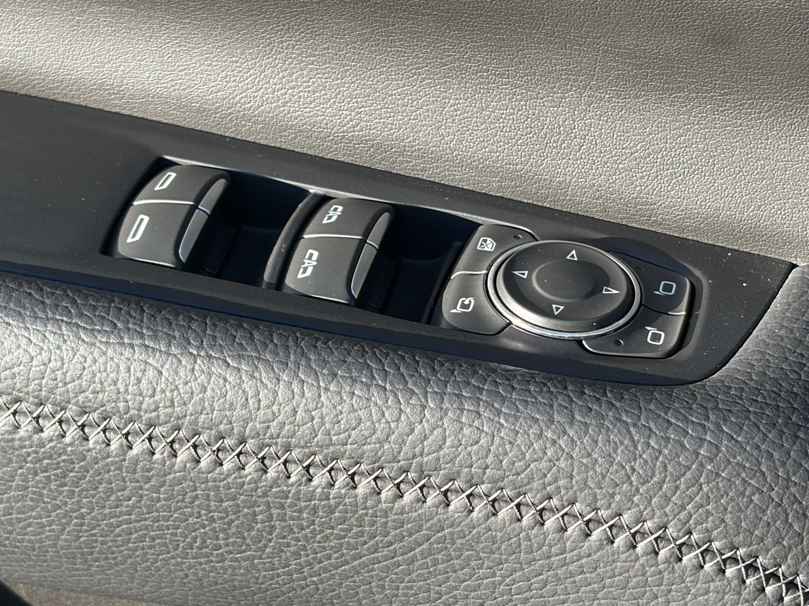 Used 2025 GMC Yukon XL Denali AWD/4WD image 18