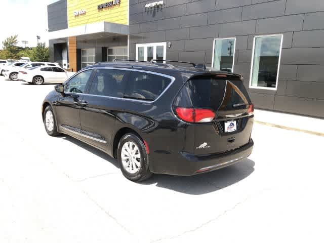 Used 2017 Chrysler Pacifica Touring-L FWD image 4