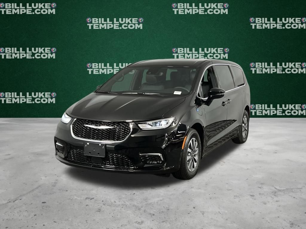Used 2025 Chrysler Pacifica Select image 3