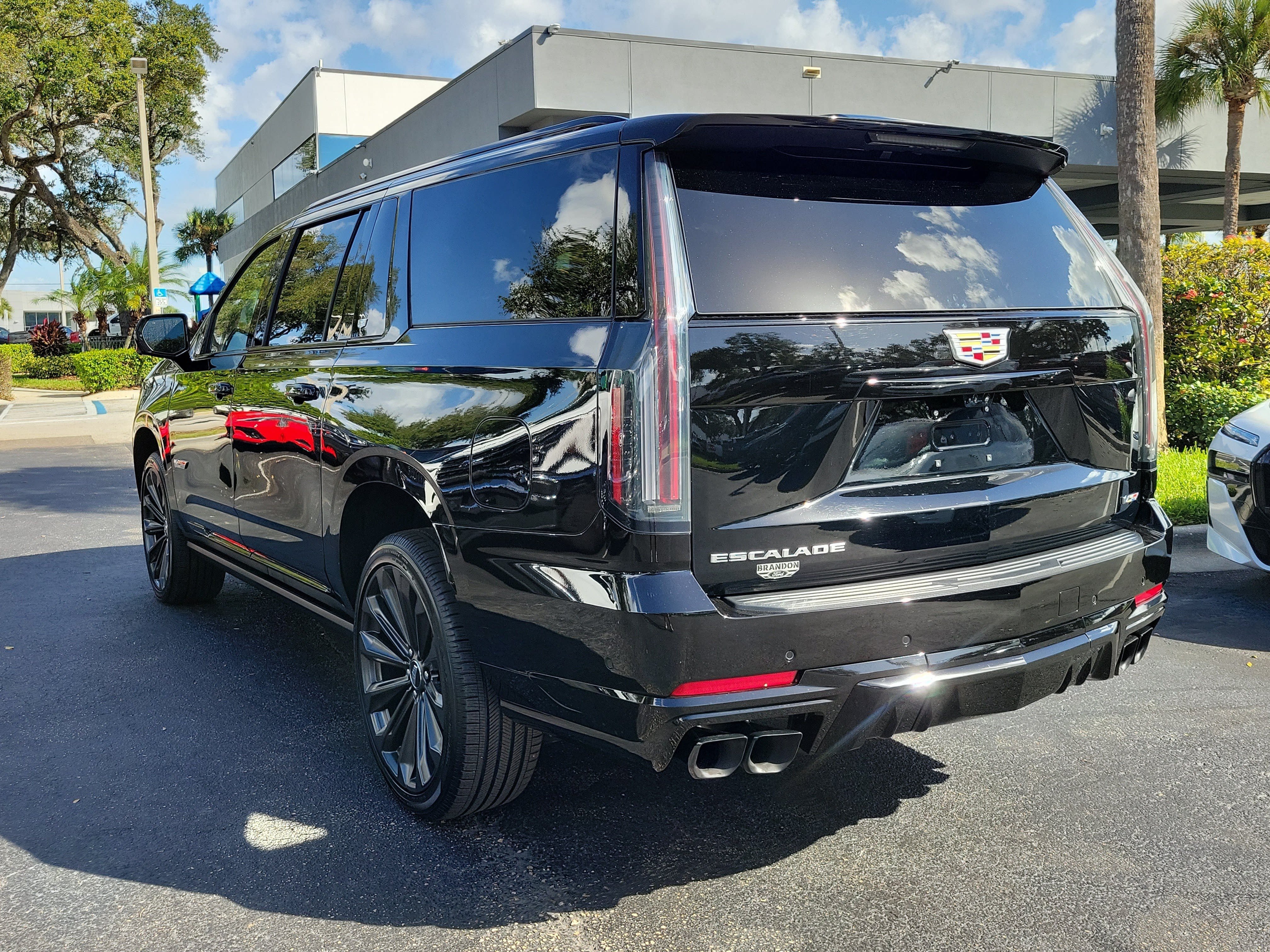 Used 2025 Cadillac Escalade ESV V AWD/4WD image 6