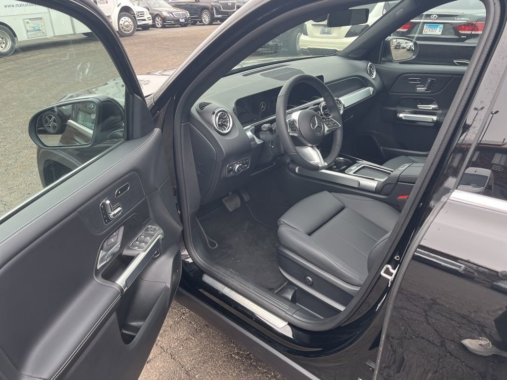 Used 2026 Mercedes-Benz GLB 250 4MATIC image 11