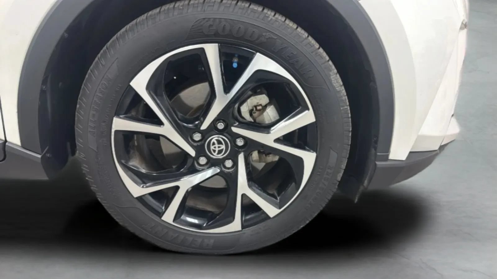 Used 2021 Toyota C-HR XLE FWD image 33
