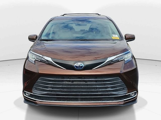 Used 2021 Toyota Sienna XLE image 2