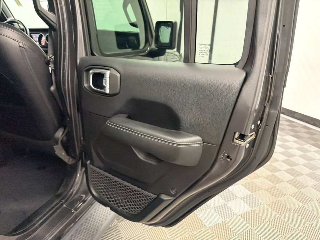 Used 2018 Jeep Wrangler Unlimited Sahara AWD/4WD image 17