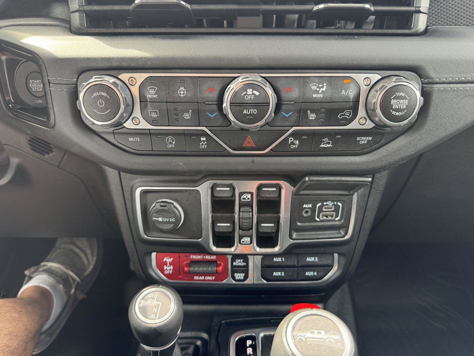 Used 2024 Jeep Gladiator Rubicon w/ Technology Group AWD/4WD image 15