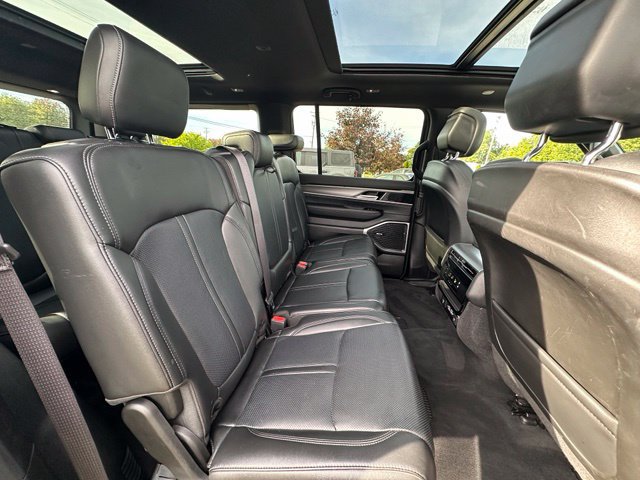 Used 2025 Jeep Wagoneer 4WD w/ Premium Group I image 24