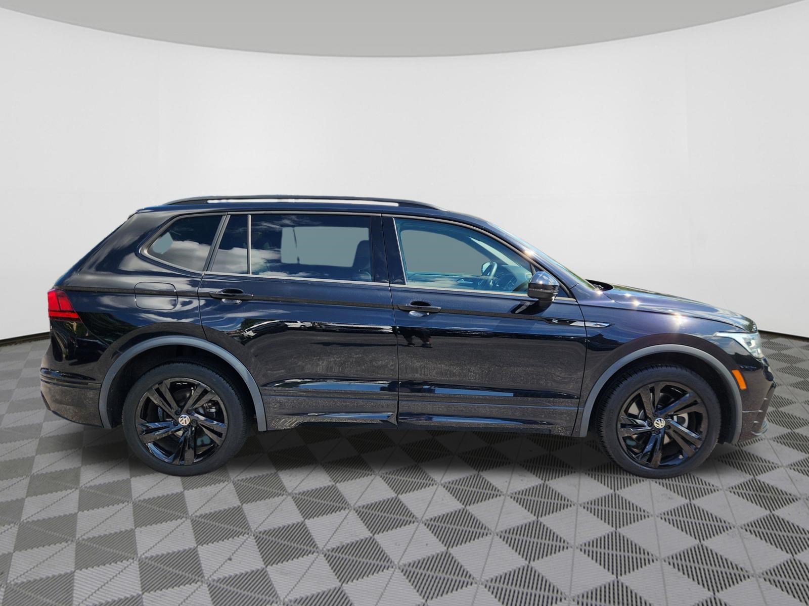 Certified 2023 Volkswagen Tiguan SE R-Line AWD/4WD image 6