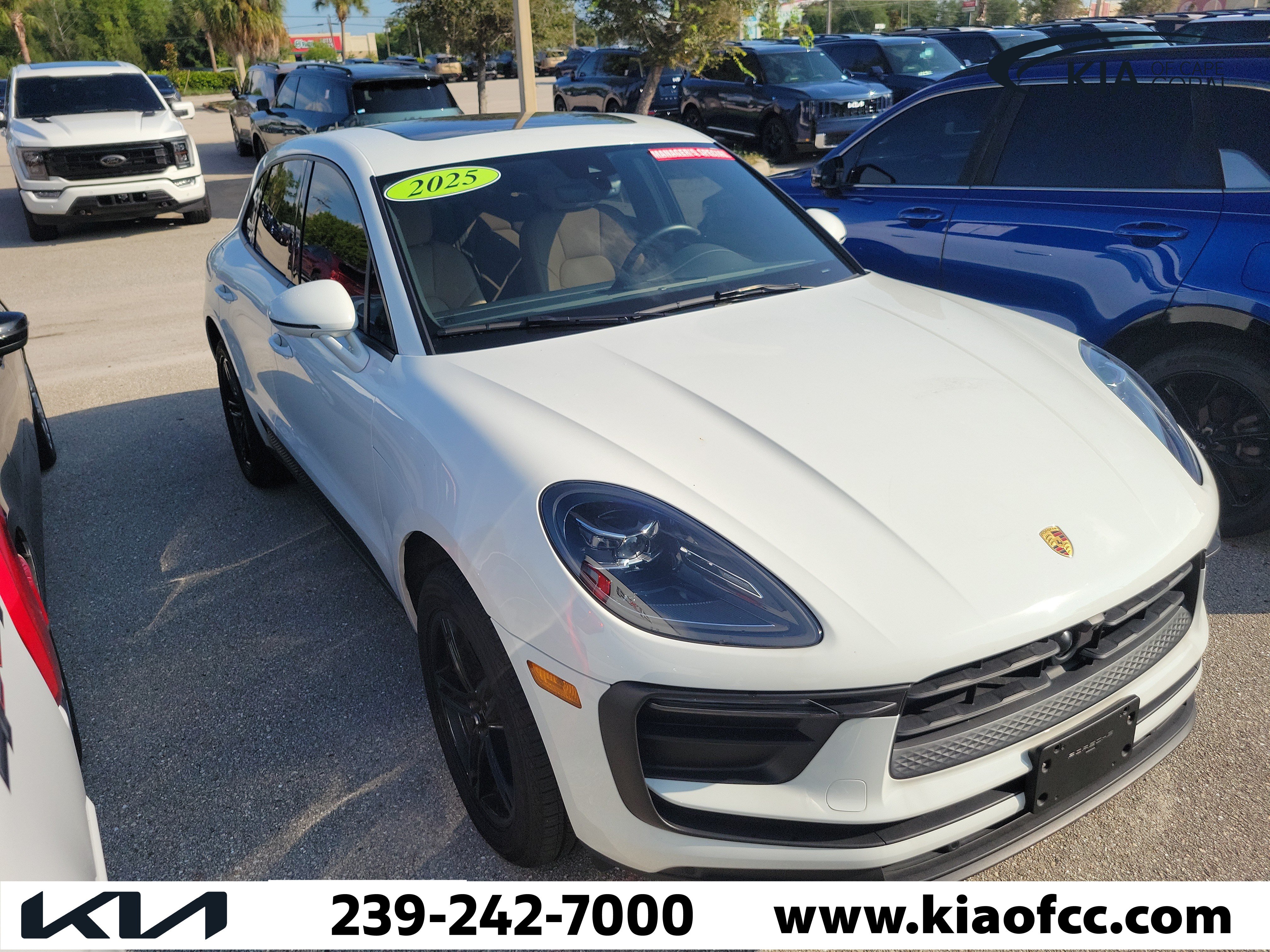 Used 2025 Porsche Macan AWD/4WD image 1