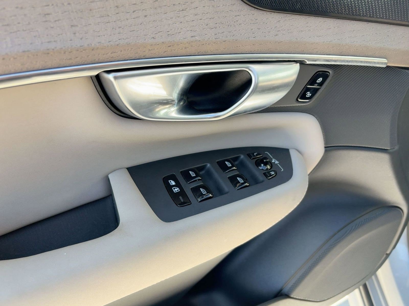 Certified 2025 Volvo XC90 B5 Plus image 28