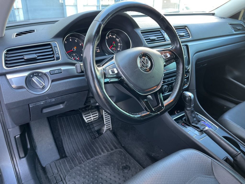 Used 2017 Volkswagen Passat 1.8T R-Line image 2