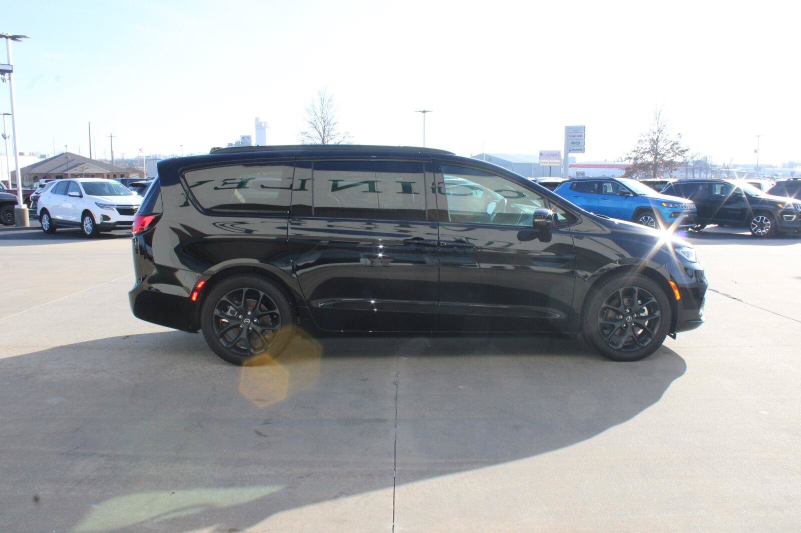 New 2026 Chrysler Pacifica Select w/ S Appearance Package FWD image 5