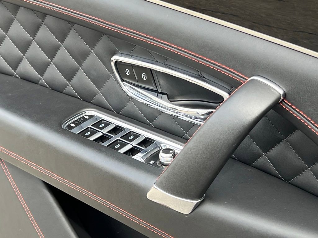 Used 2017 Bentley Bentayga image 32