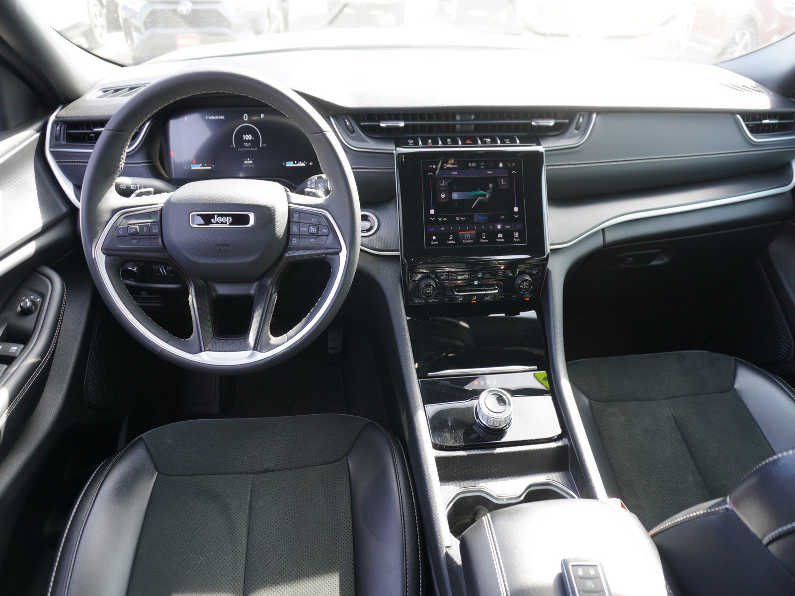 Used 2025 Jeep Grand Cherokee L Laredo image 2