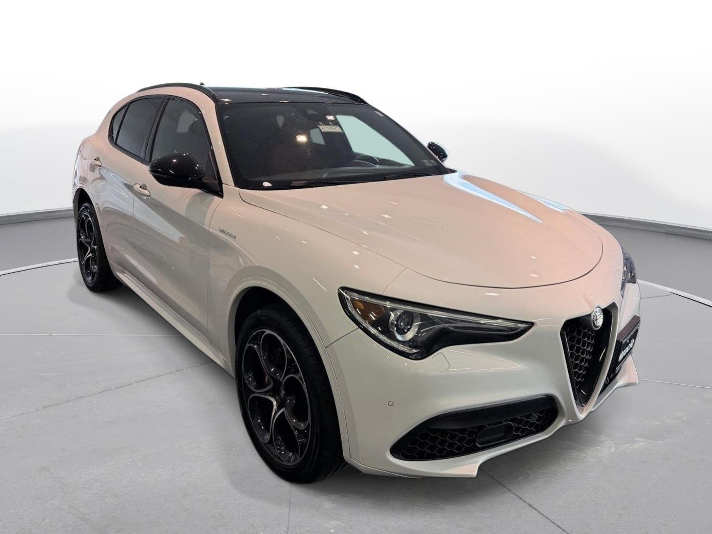 Used 2023 Alfa Romeo Stelvio Veloce AWD/4WD image 8