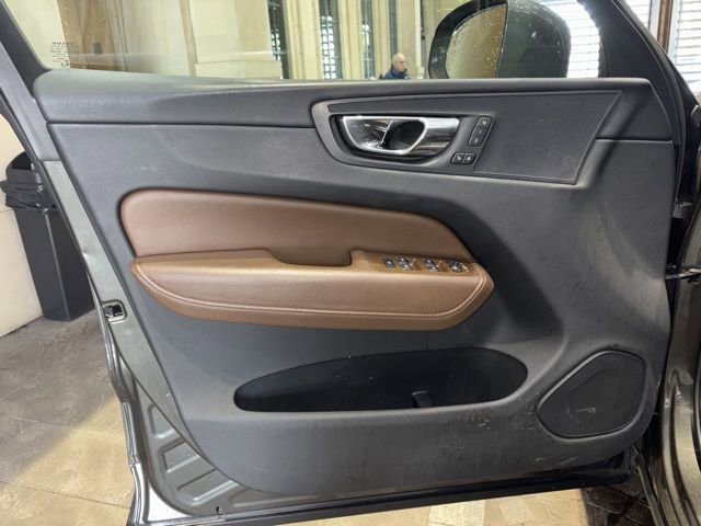 Used 2018 Volvo XC60 T5 Momentum w/ Vision Package image 13