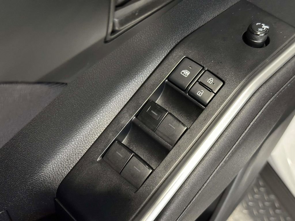 Used 2020 Toyota Highlander LE image 29