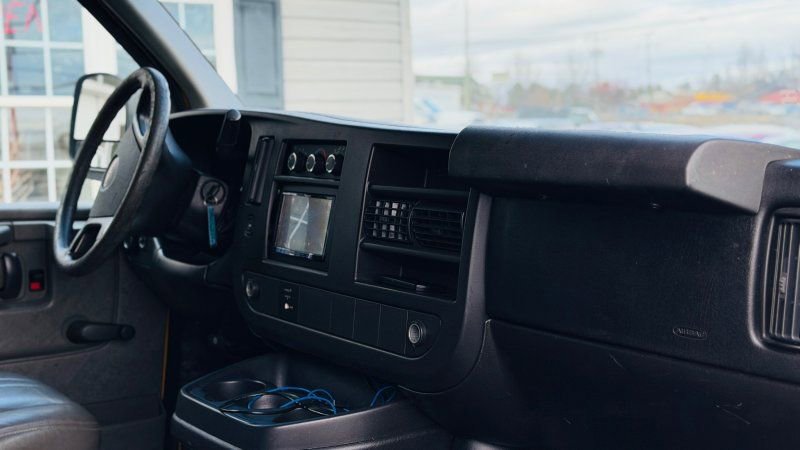 Used 2010 GMC Savana 3500 Extended RWD image 12