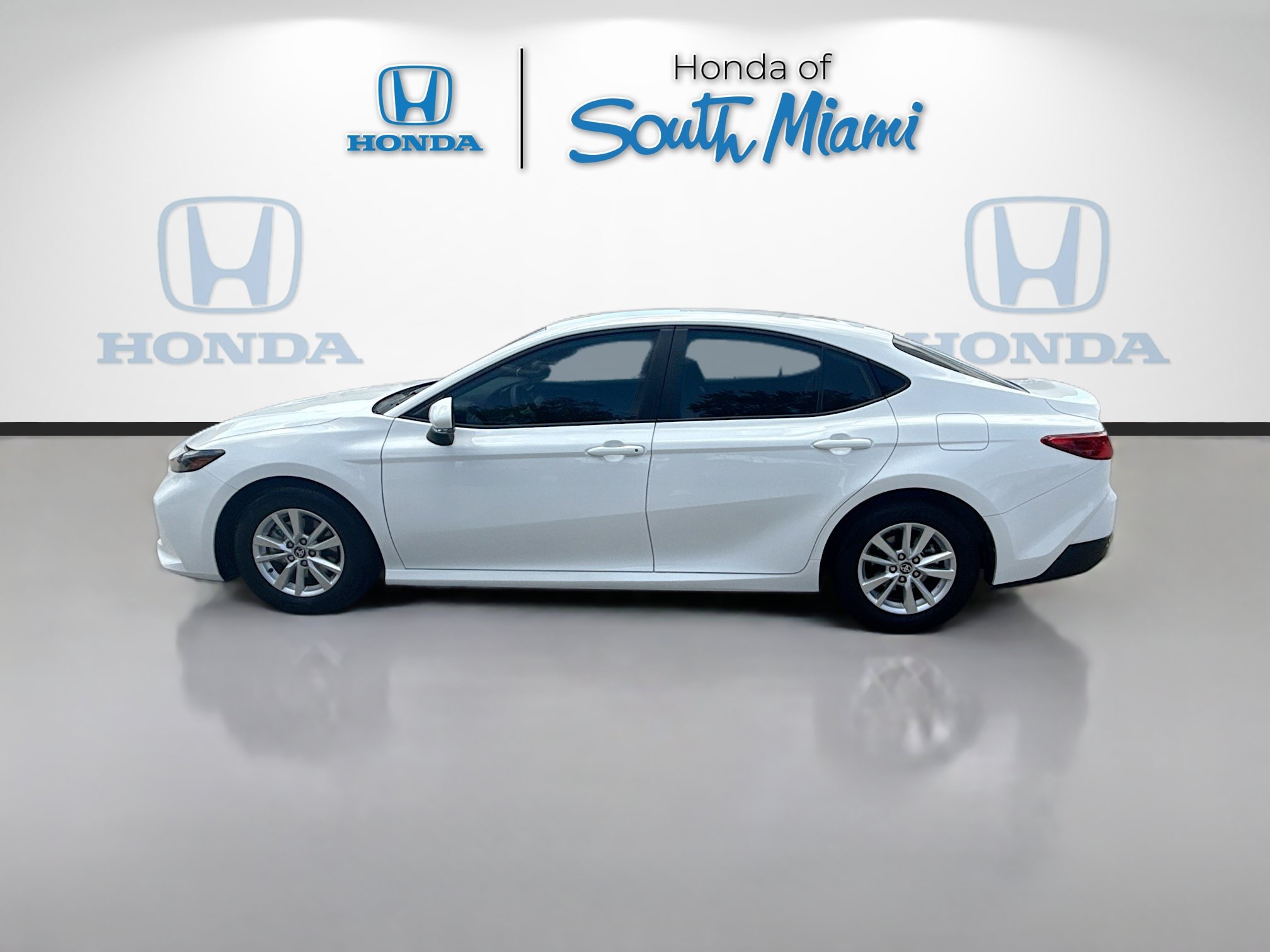 Used 2025 Toyota Camry LE FWD image 4