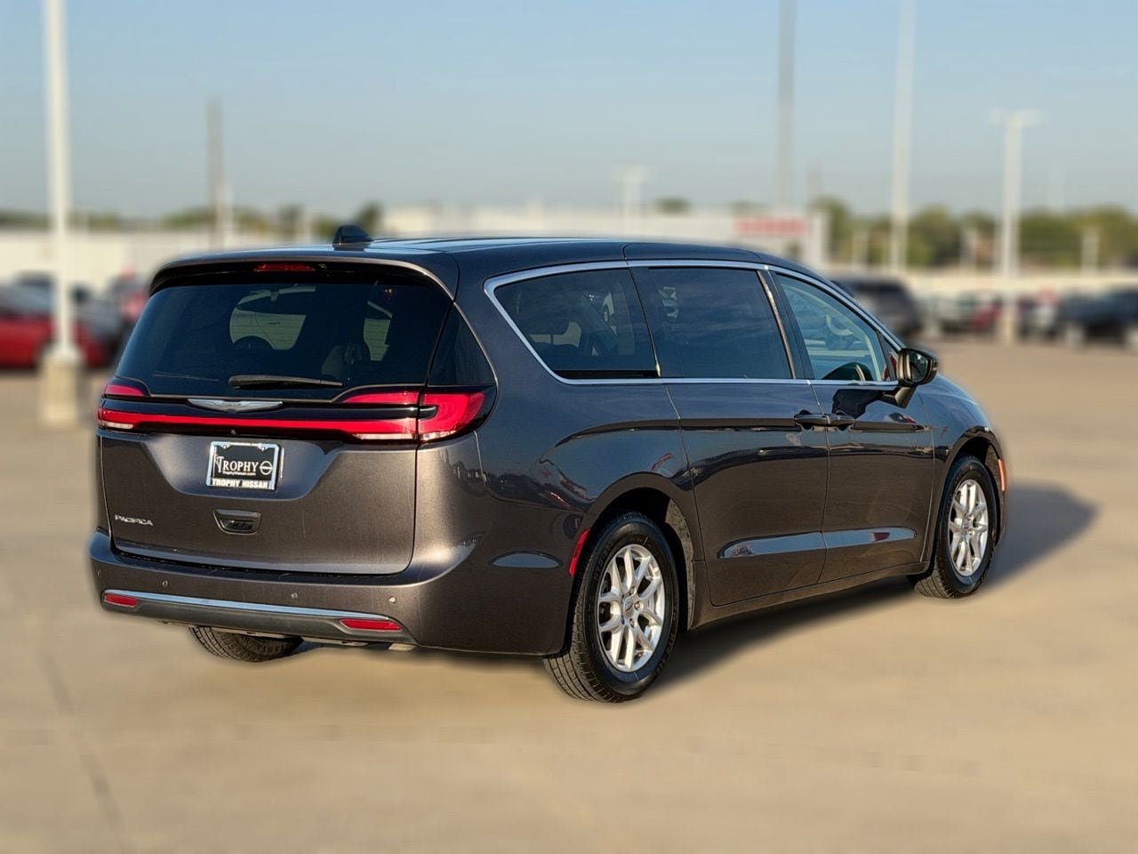 Used 2023 Chrysler Pacifica Touring-L FWD image 8