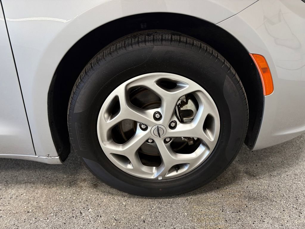 Used 2024 Chrysler Pacifica Limited image 35