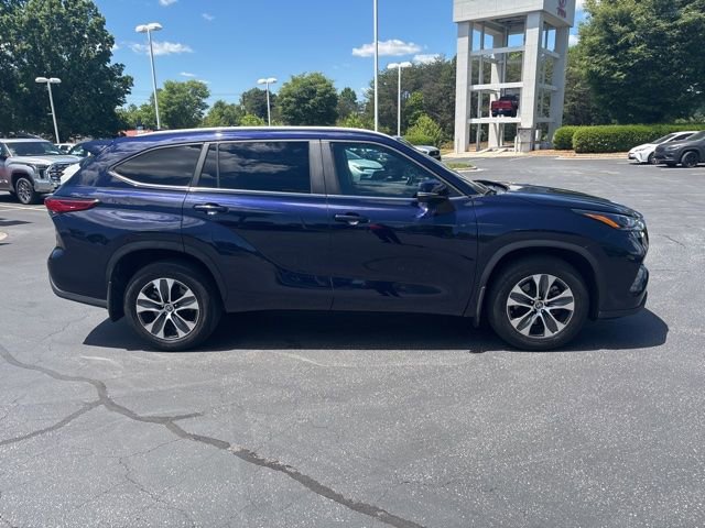 Used 2023 Toyota Highlander XLE AWD/4WD image 11
