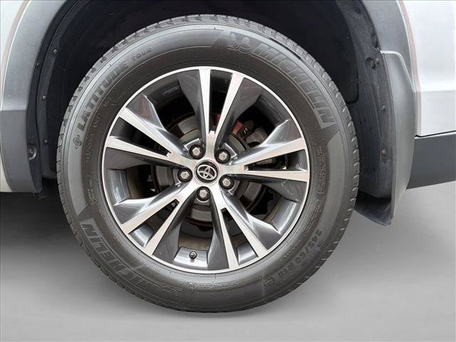 Used 2016 Toyota Highlander XLE w/ Four Season Floor Mat Package AWD/4WD image 9