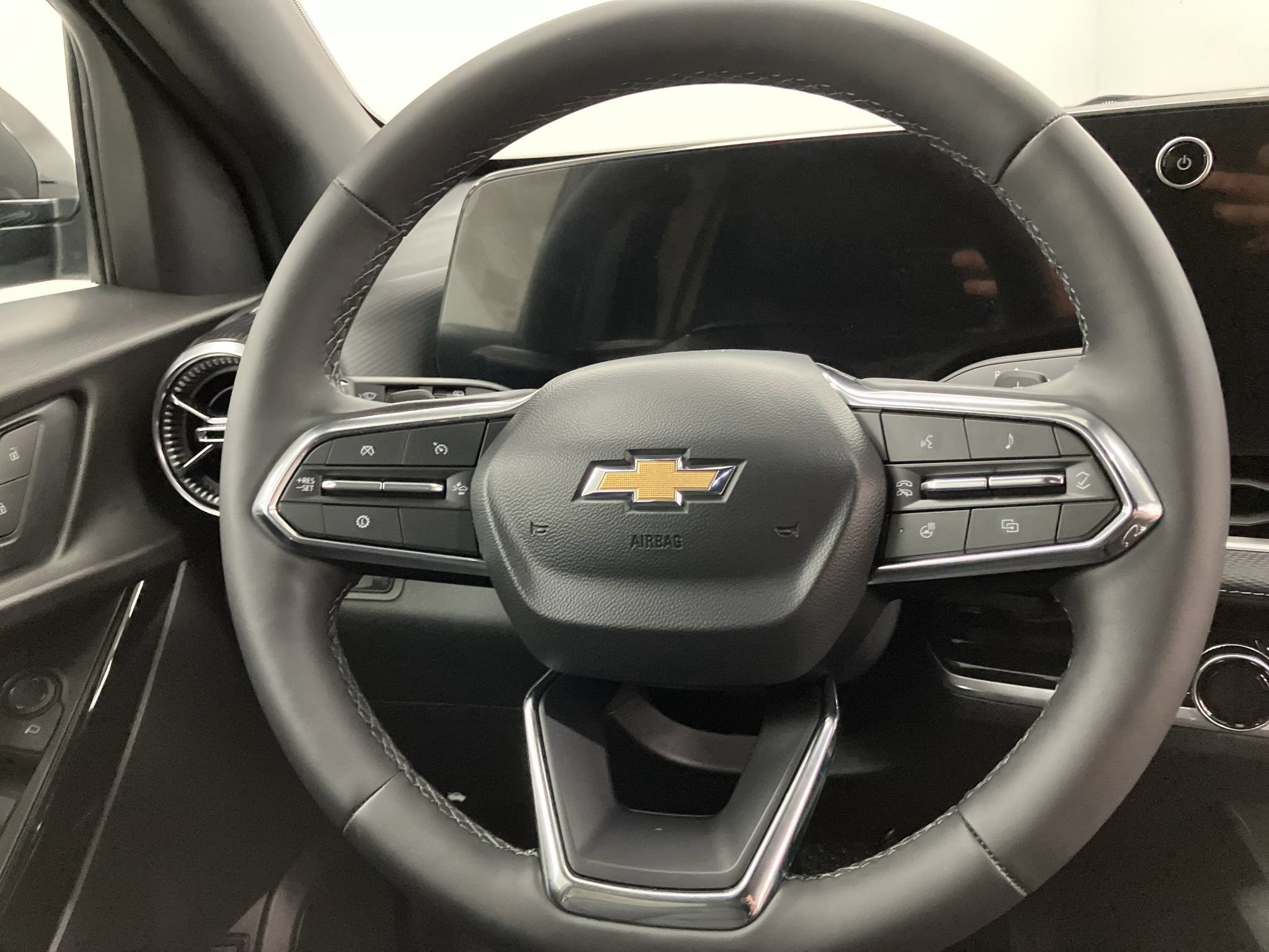 New 2027 Chevrolet Equinox LT w/ Convenience Package II FWD image 12