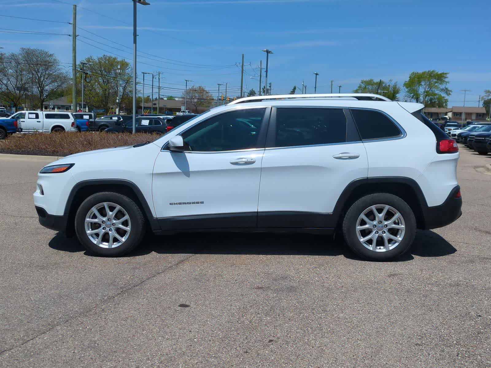 Used 2018 Jeep Cherokee Latitude Plus w/ Cold Weather Group FWD image 5