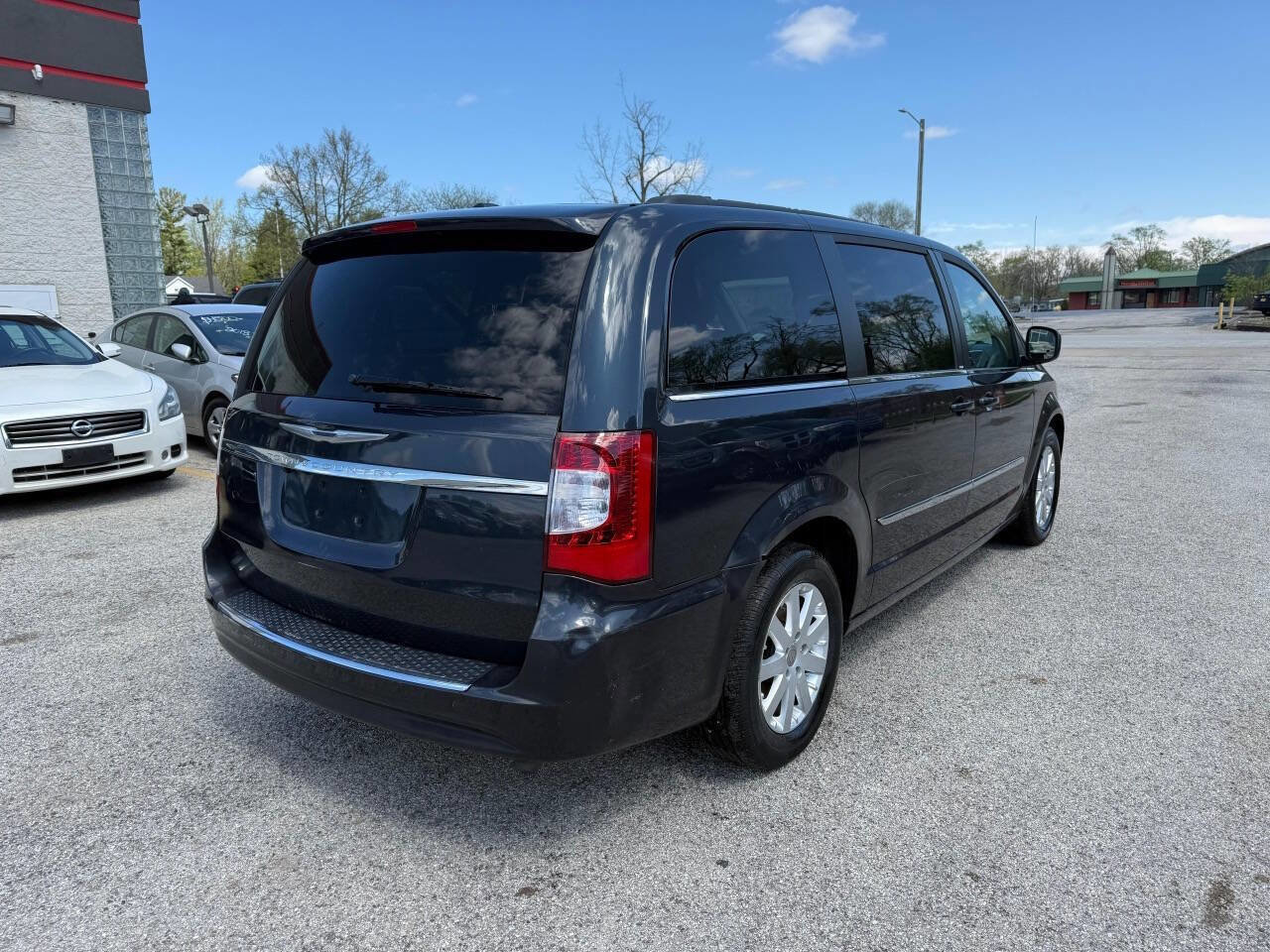 Used 2014 Chrysler Town & Country Touring FWD image 15