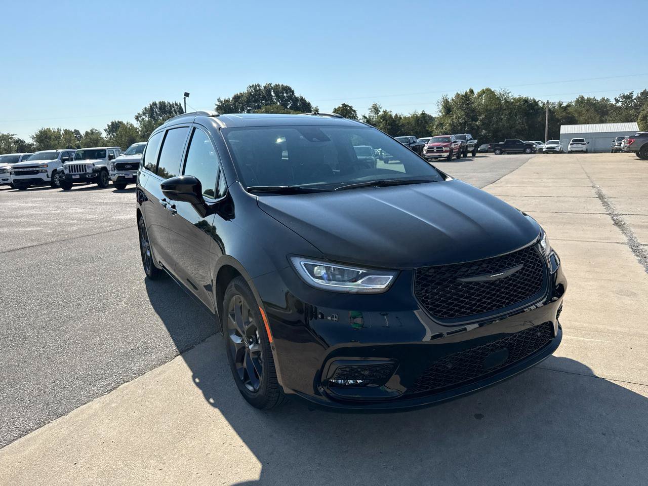 New 2026 Chrysler Pacifica Limited w/ S Appearance Package FWD image 1