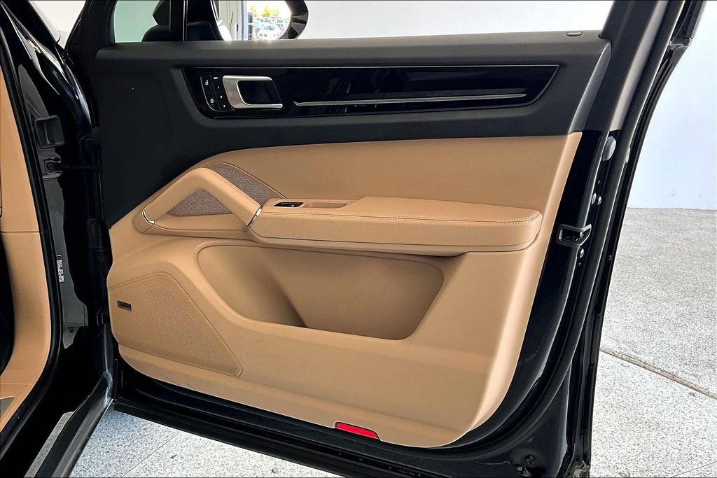 Used 2022 Porsche Cayenne image 25