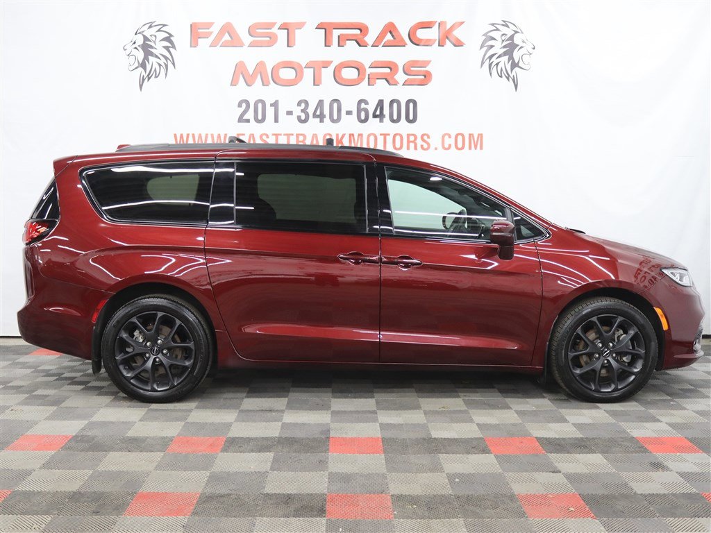 Used 2022 Chrysler Pacifica Touring-L w/ S Appearance Package image 4