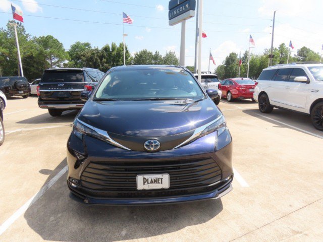 Used 2025 Toyota Sienna XLE FWD image 4
