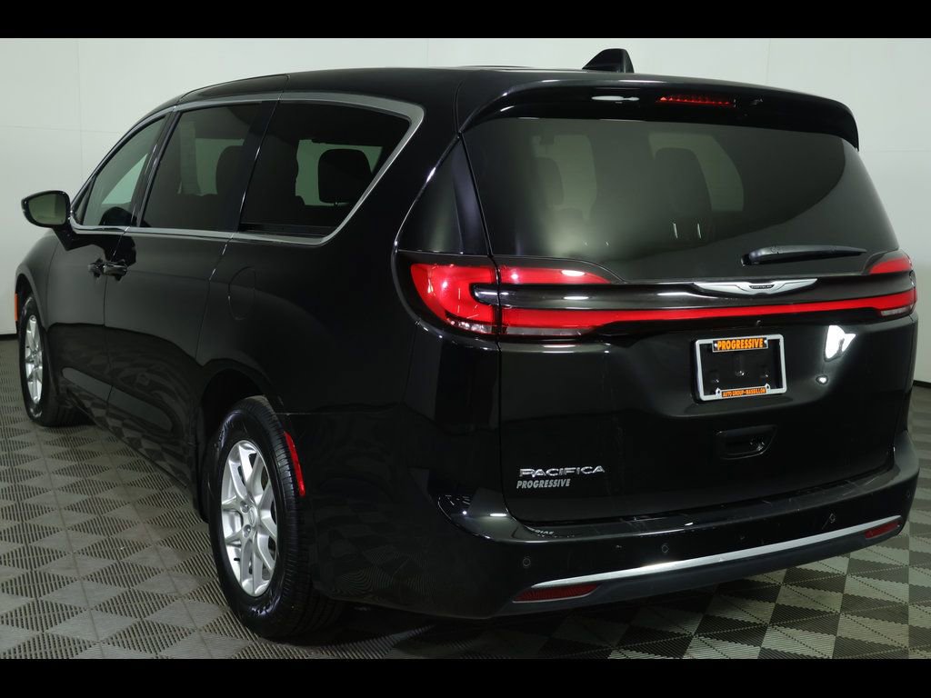 Used 2025 Chrysler Pacifica Select image 15