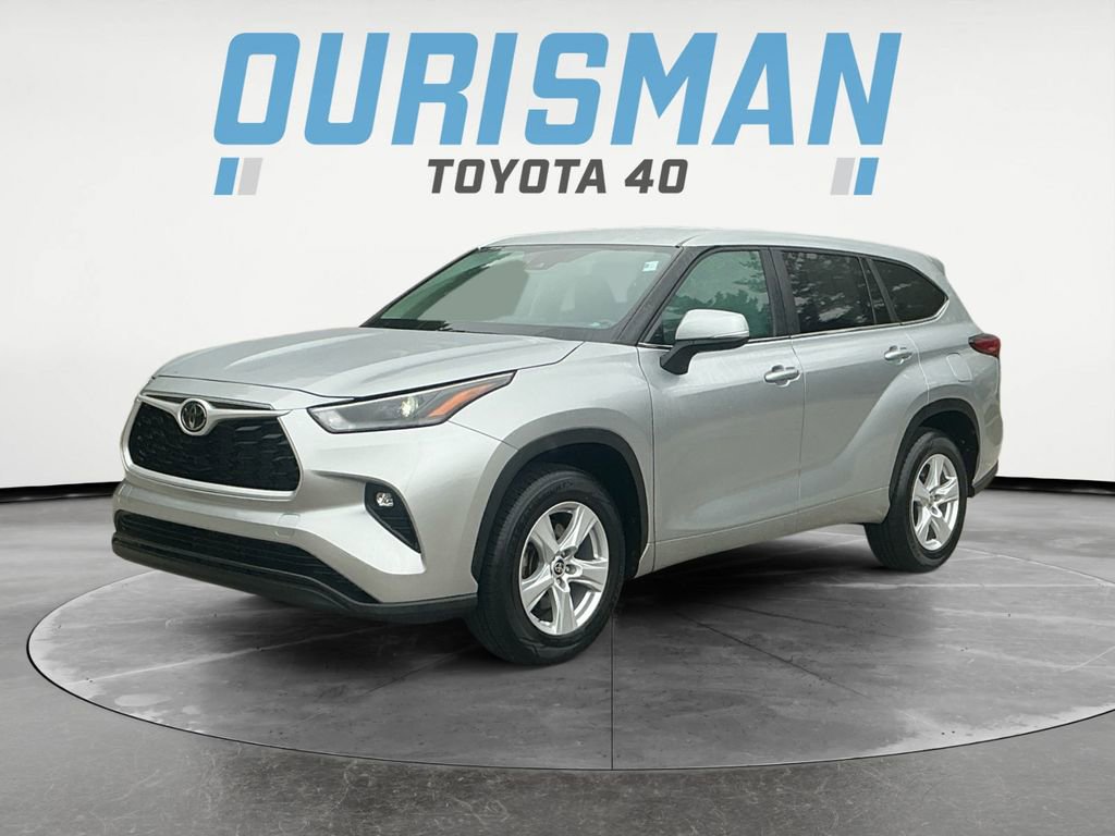 Used 2023 Toyota Highlander LE FWD image 3