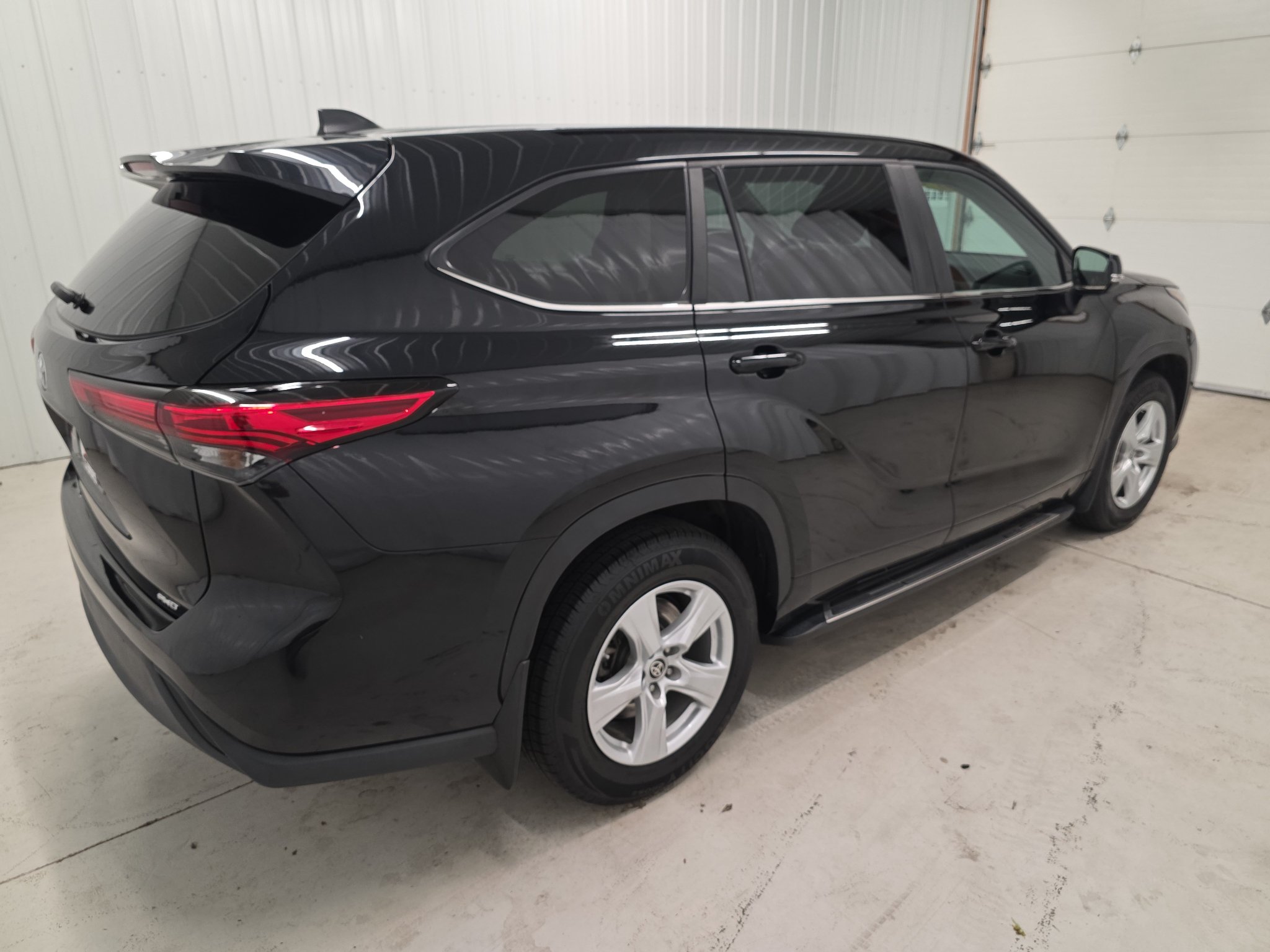 Used 2023 Toyota Highlander L AWD/4WD image 10