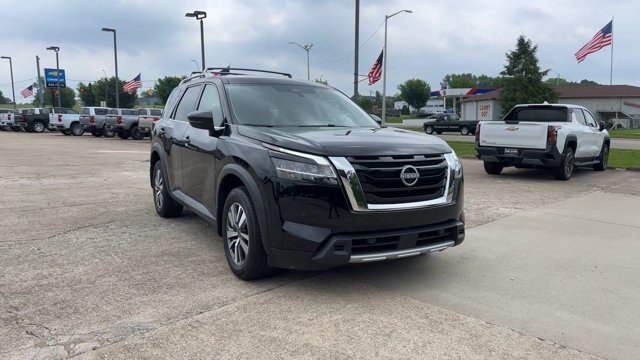 Used 2024 Nissan Pathfinder SL FWD image 3