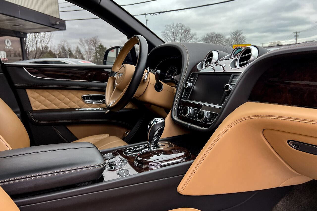 Used 2017 Bentley Bentayga image 12