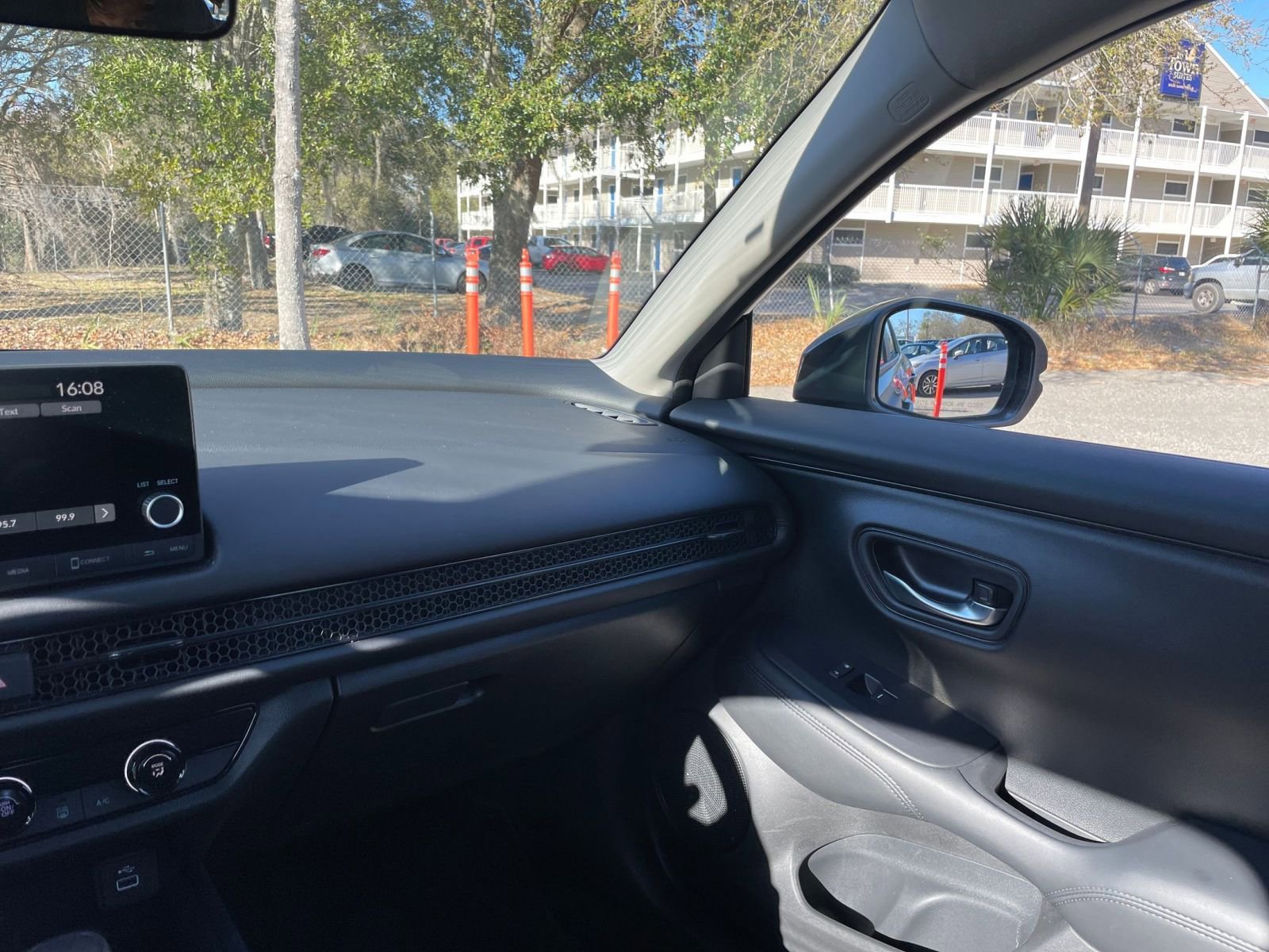 Used 2025 Honda HR-V LX image 23