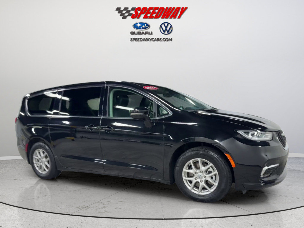 Used 2024 Chrysler Pacifica Touring-L FWD image 3