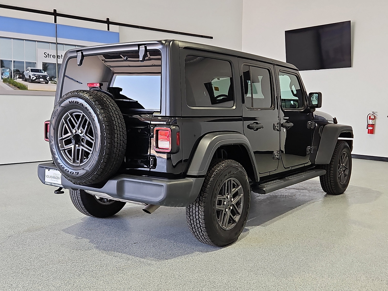 Used 2024 Jeep Wrangler Unlimited Sport AWD/4WD image 3