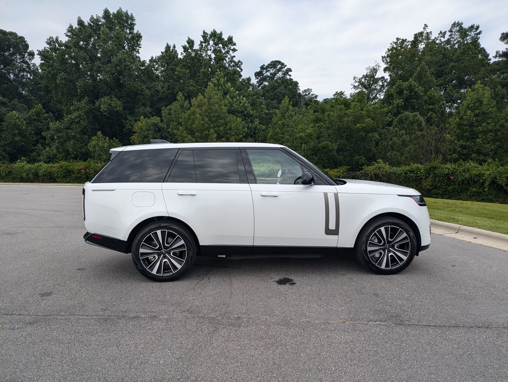 New 2025 Land Rover Range Rover SE image 4